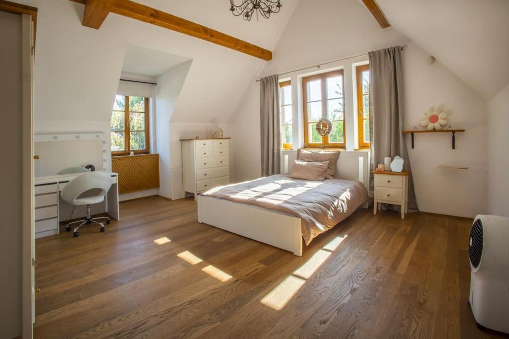 7 Bedroom Secluded Villa Close To Prague Říčany Zewnętrze zdjęcie